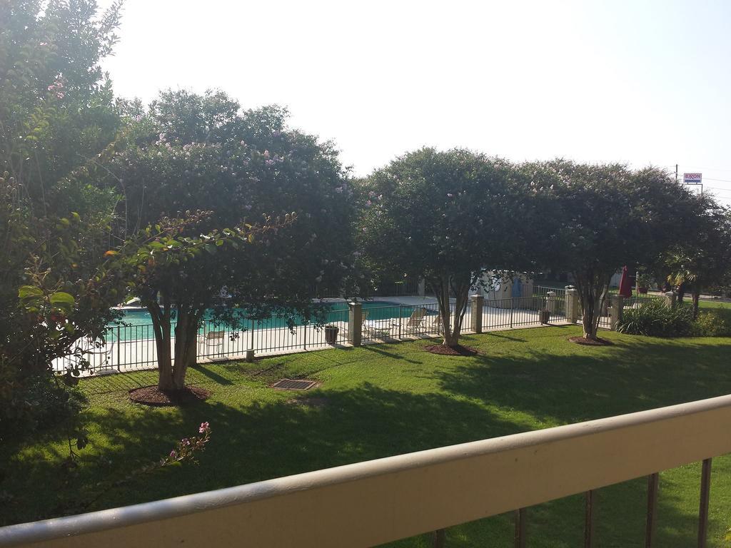 Ramada By Wyndham New Iberia Hotel Buitenkant foto
